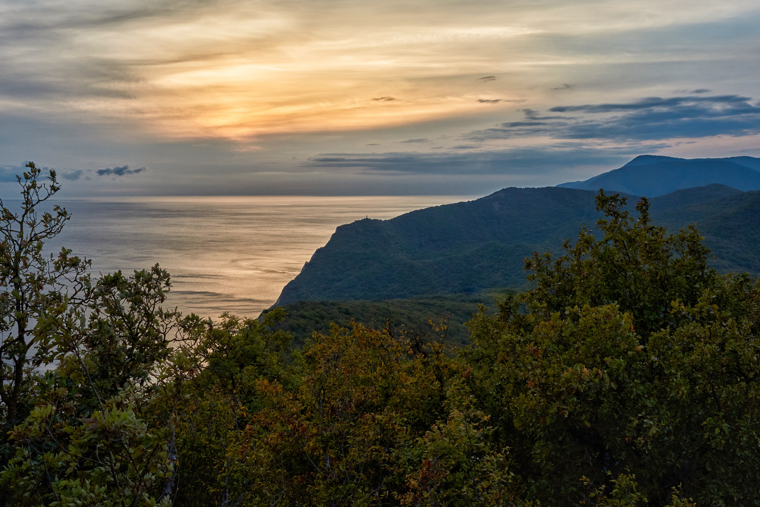 Предзакатные виды с Домика йога на горе Круглая в Абрау 🧡