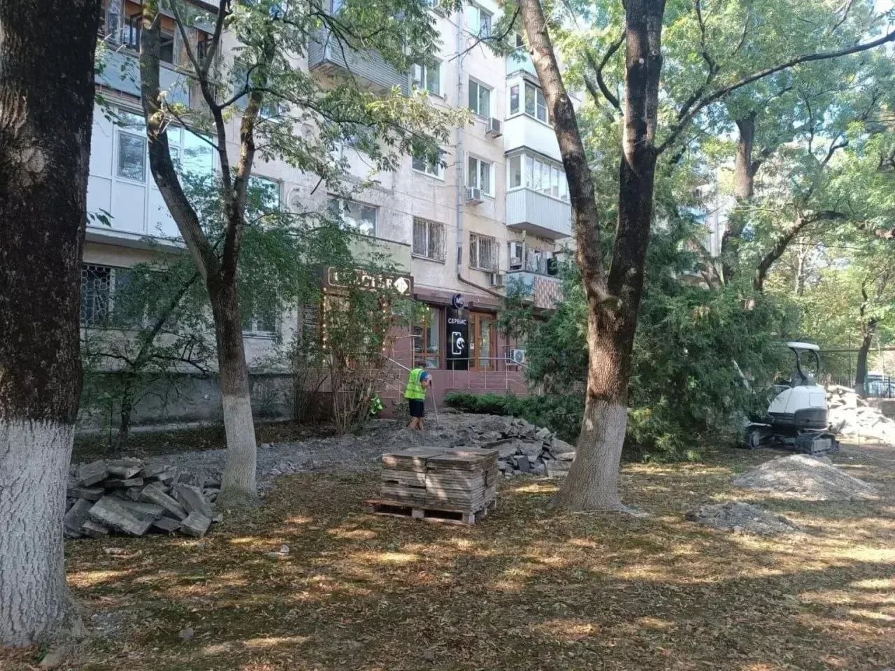 В центре Новороссийска меняют хорошую плитку на новую. В чем смысл?