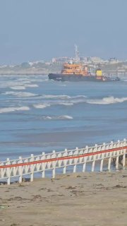 Спасательный буксир сел на мель во время шторма в Анапе