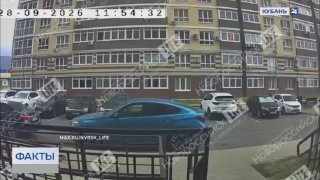 😰 Отца с маленьким ребенком сбила машина во дворе ЖК в Новороссийске.