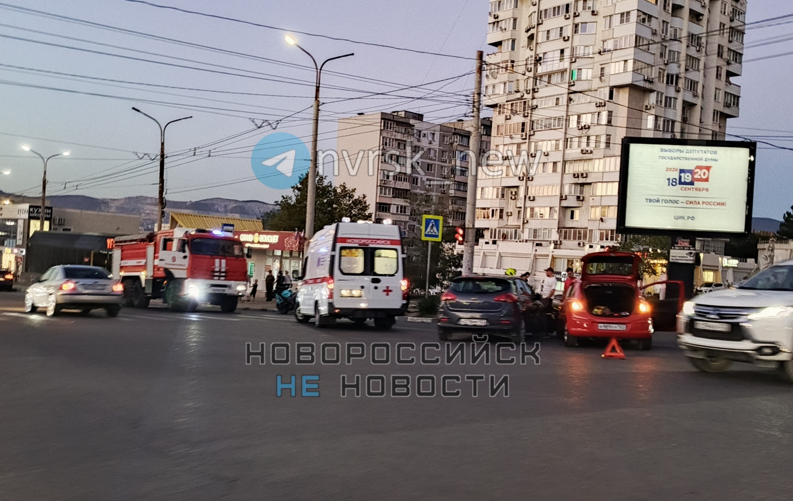ДТП на перекрестке ул. Дзержинского и Хворостянского. Работает скорая и спасатели.