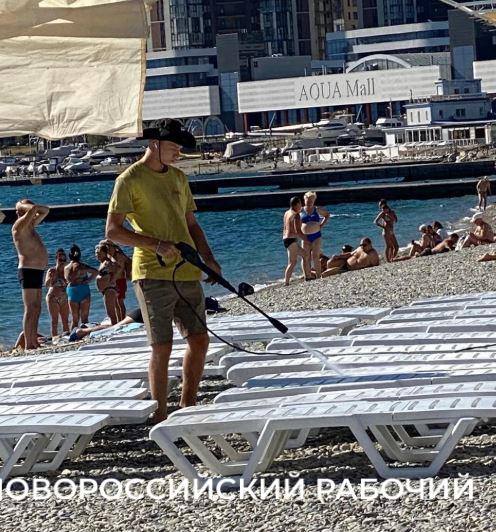Мазут на лежаках и гальке: как в Новороссийске очищают пляжи после атаки