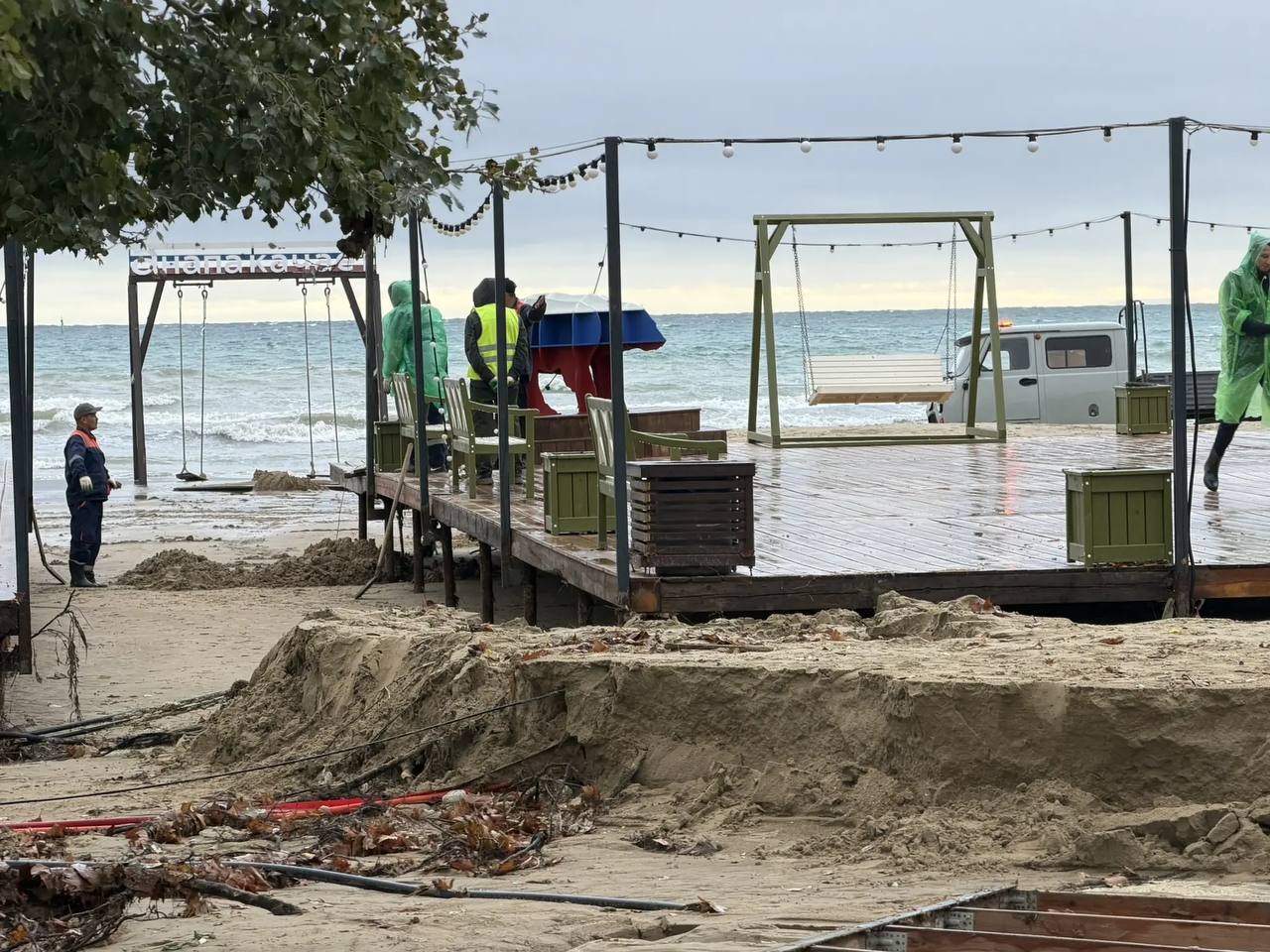 🌧 Последствия мощного ливня в Анапе ликвидируют городские и экстренные службы.