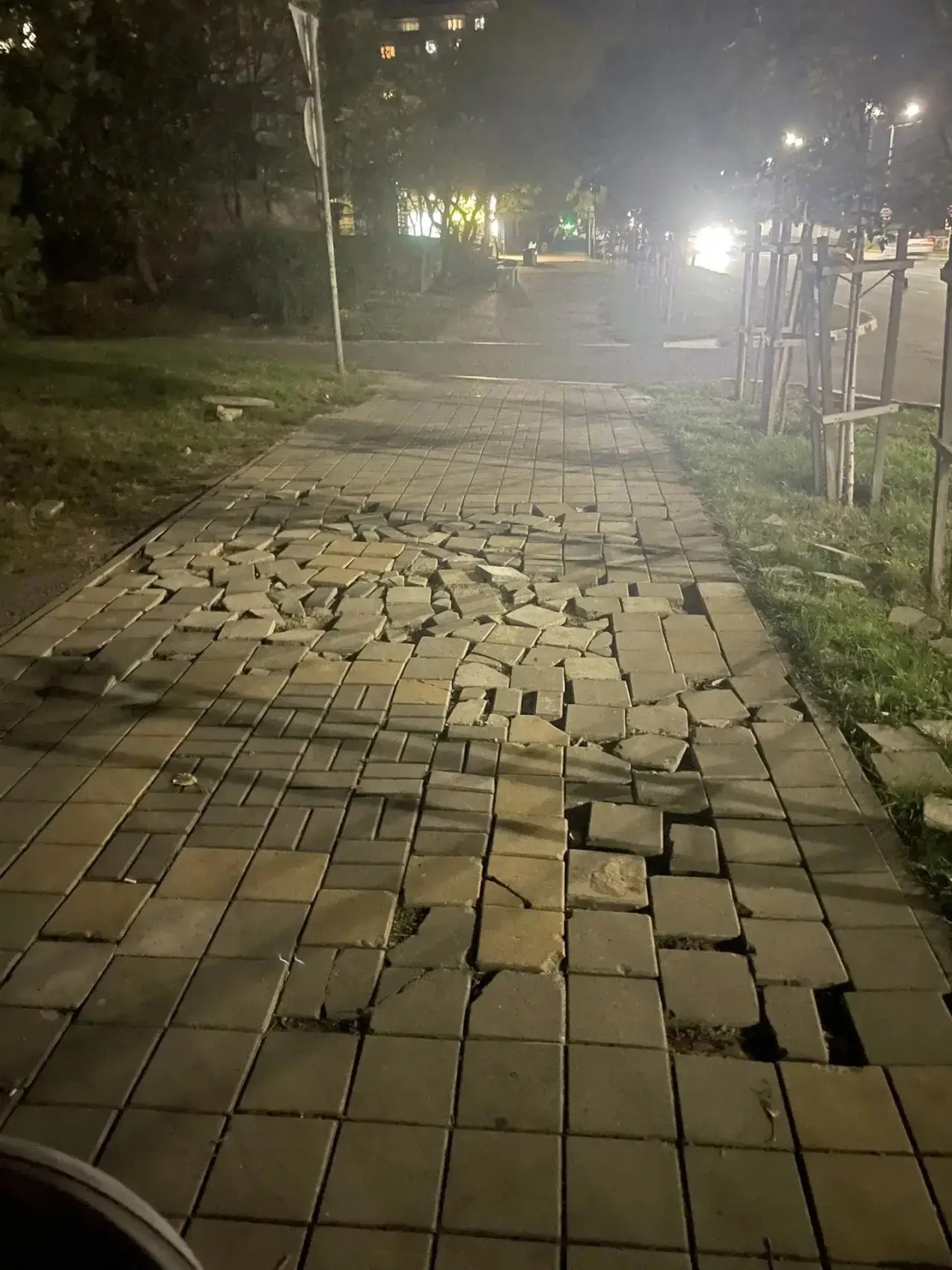 💬 Напротив дома Видова 174, плитка в таком состоянии, с коляской невозможно пройти.