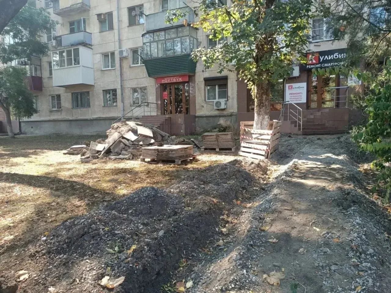 В центре Новороссийска меняют хорошую плитку на новую. В чем смысл?