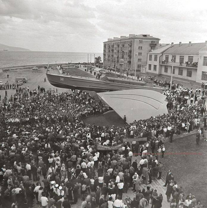 58 лет назад - 14 сентября 1968 года* на набережной был установлен Памятник Торпедный катер.