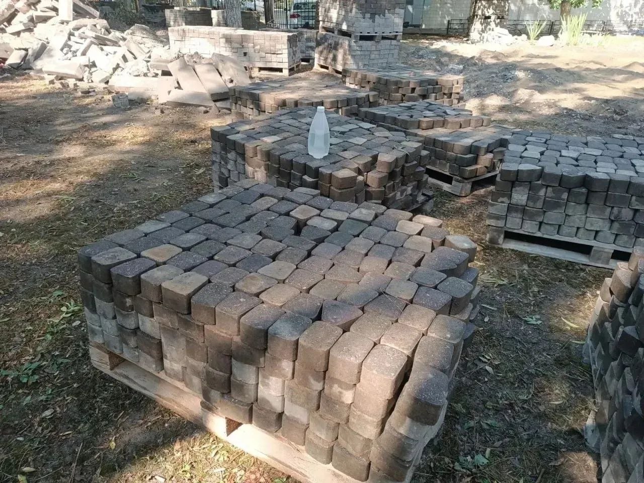 В центре Новороссийска меняют хорошую плитку на новую. В чем смысл?