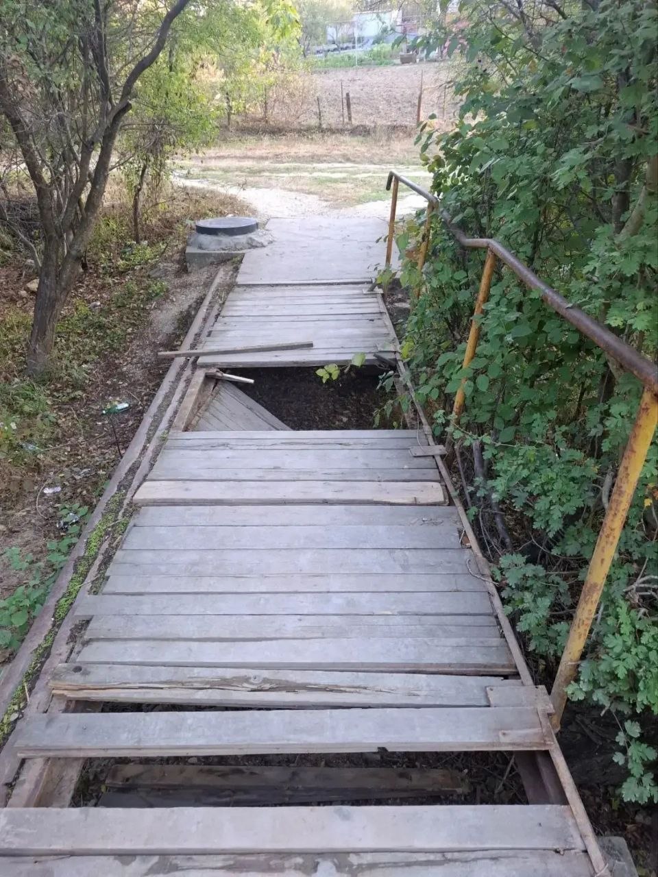 В станице Раевской вандалы повредили пешеходный мост через реку Цевкая.