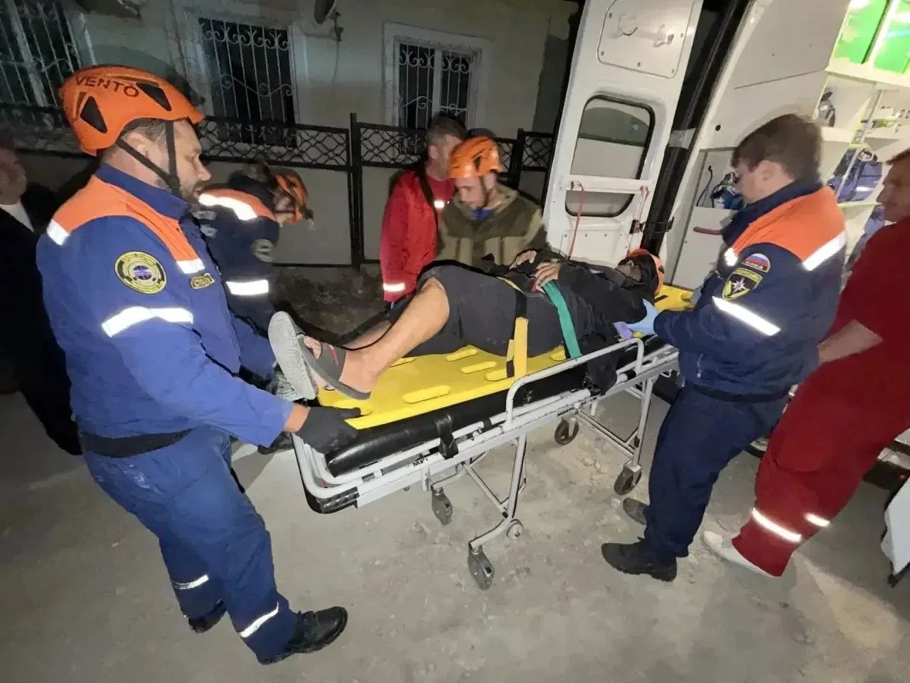 Вчера ночью мужчина выходя из машины прямиком угодил в выкопанную траншею на улице Старошоссейная....... Спасатели прибыли на место и при помощи физической силы извлекли пострадавшего из траншеи, а за...