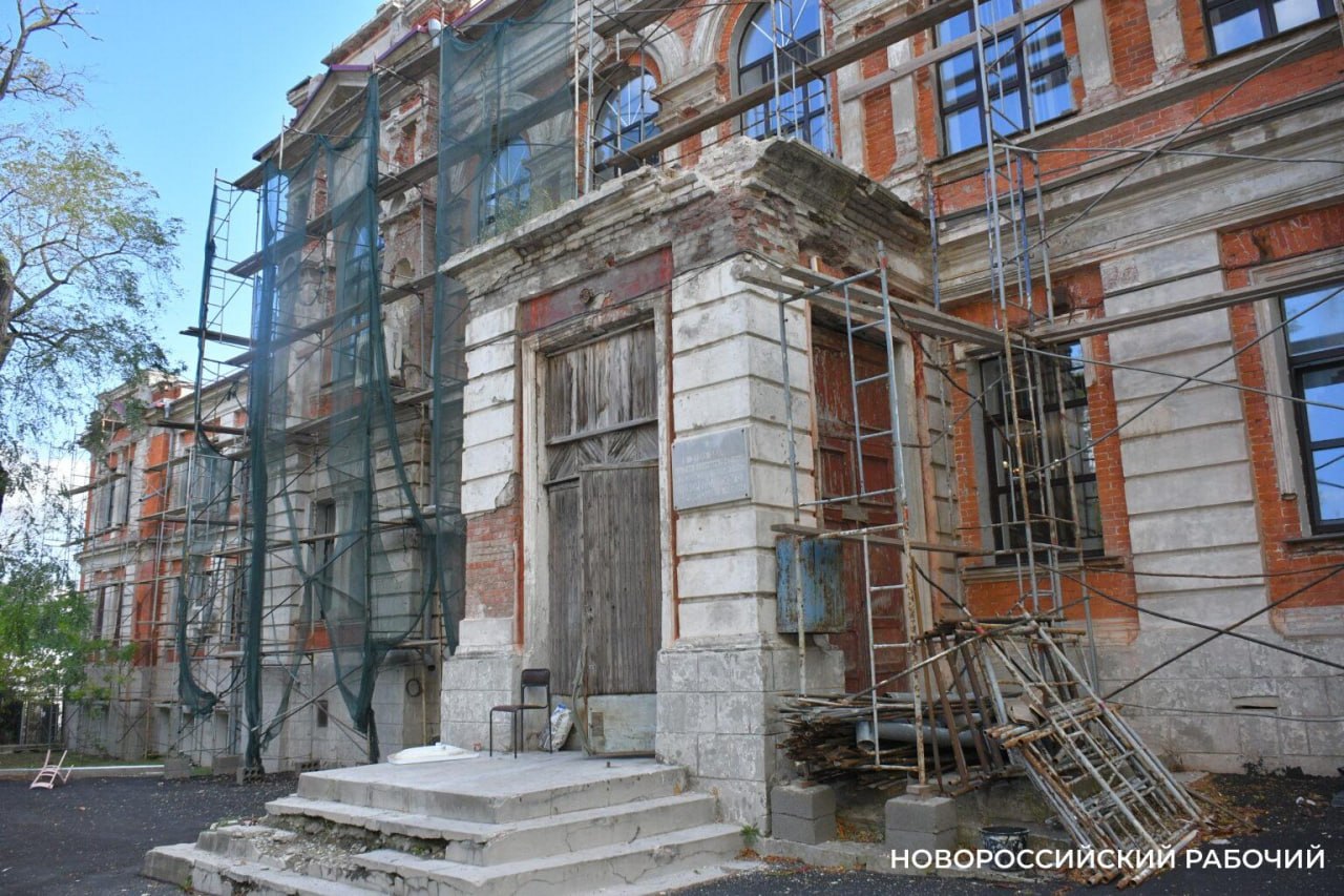 С реконструкцией старой новороссийской школы что-то пошло не так