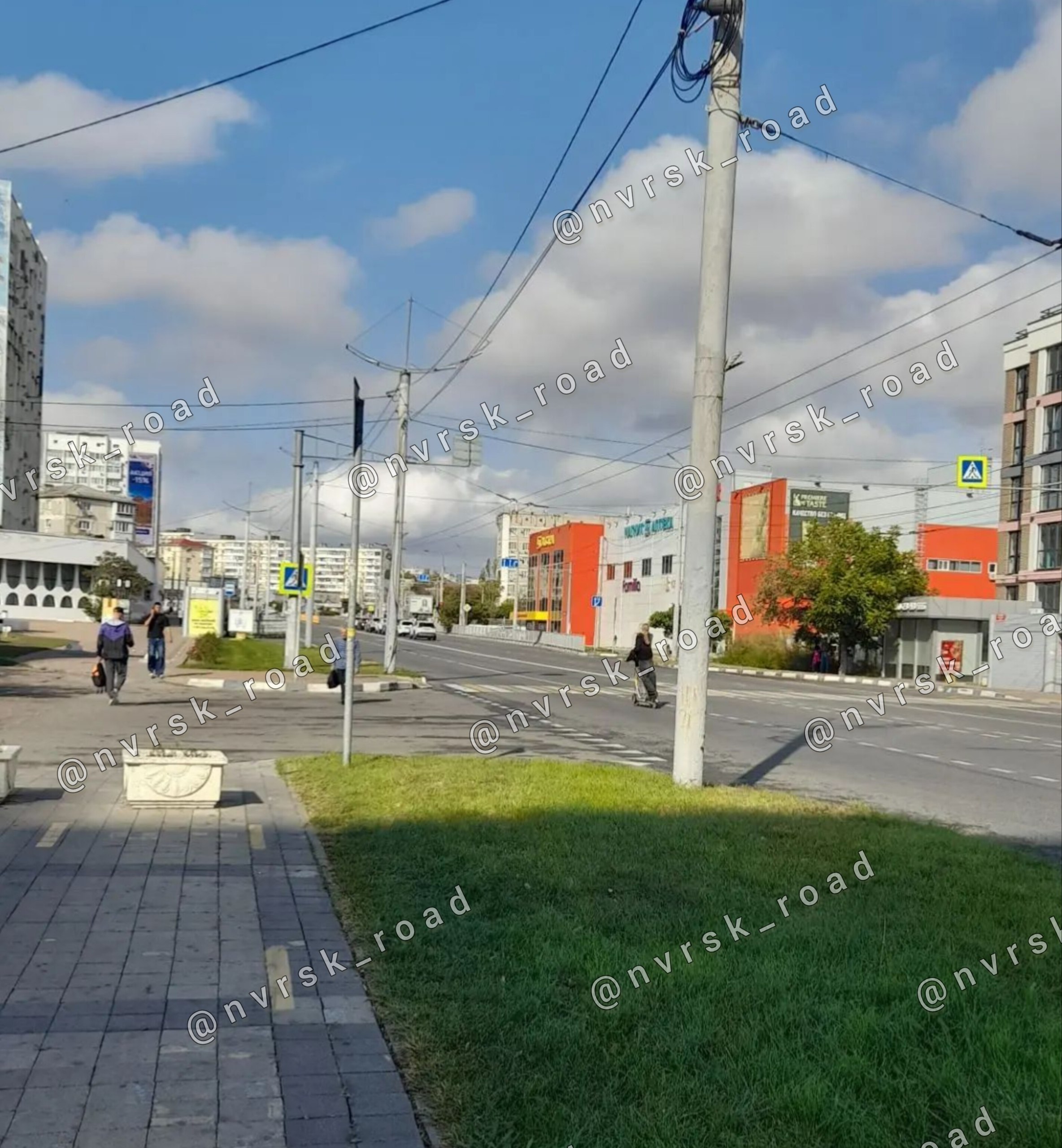 Вот эти дети ездят на самокате по тротуару на проспекте Ленина и плюют в прохожих. Потом выехали на встречку, на проезжую часть.