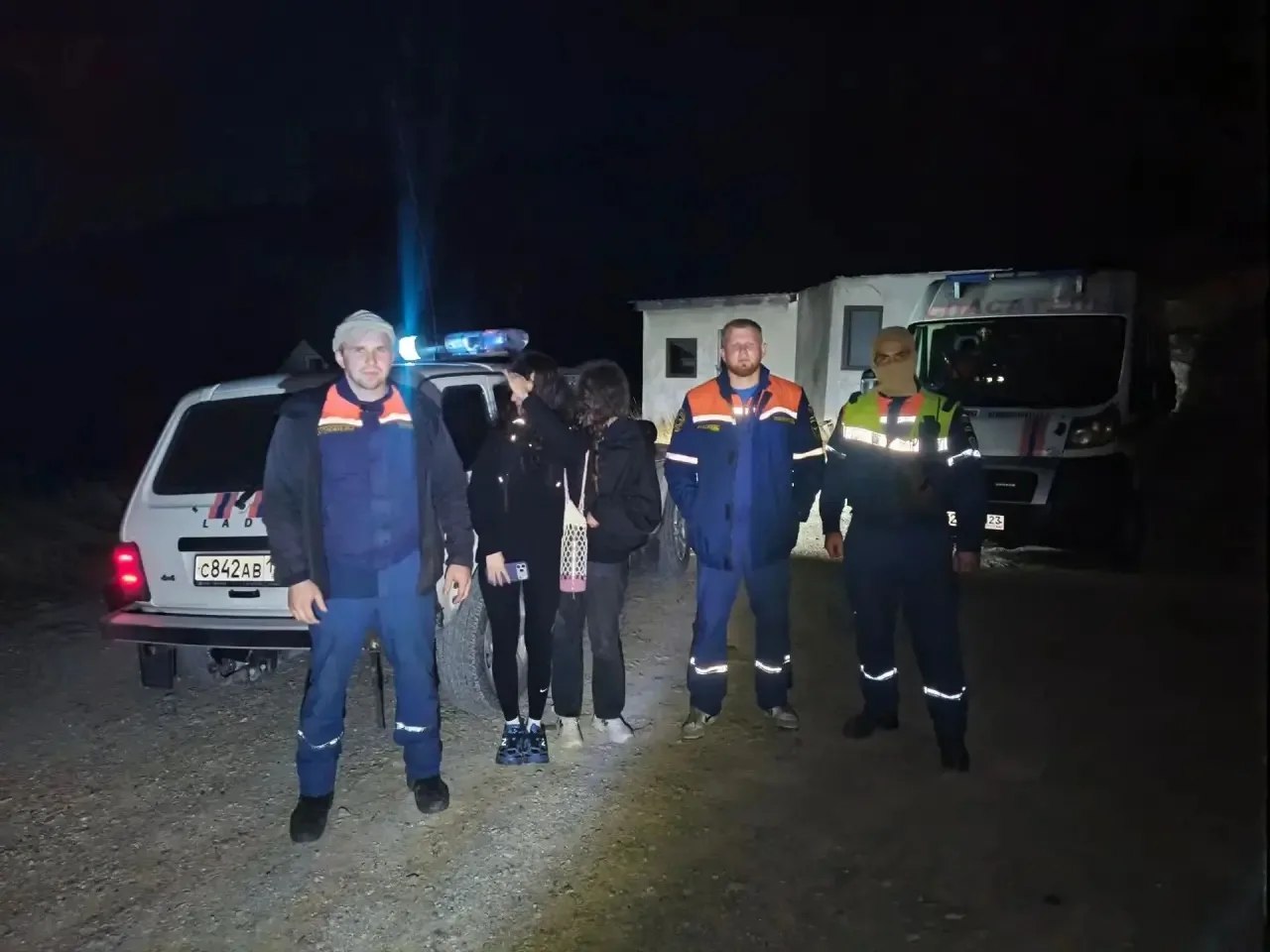 В службу спасения обратились две девушки и сообщили что они потерялись в горах, выше улицы Кирова. Спасатели двумя группами выдвинулись на поиски девчонок. Нашли. Жизни ничего не угрожает.