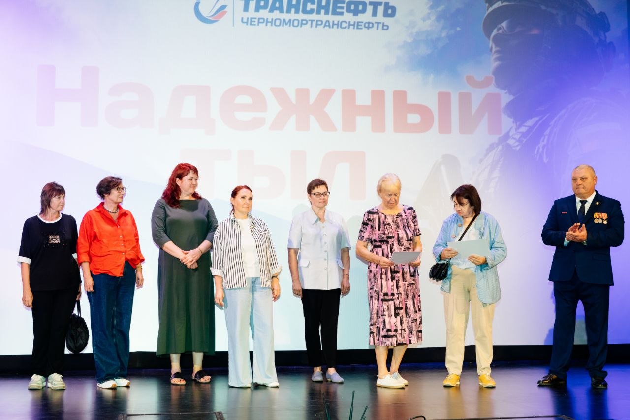 Они не носят погонов и касок