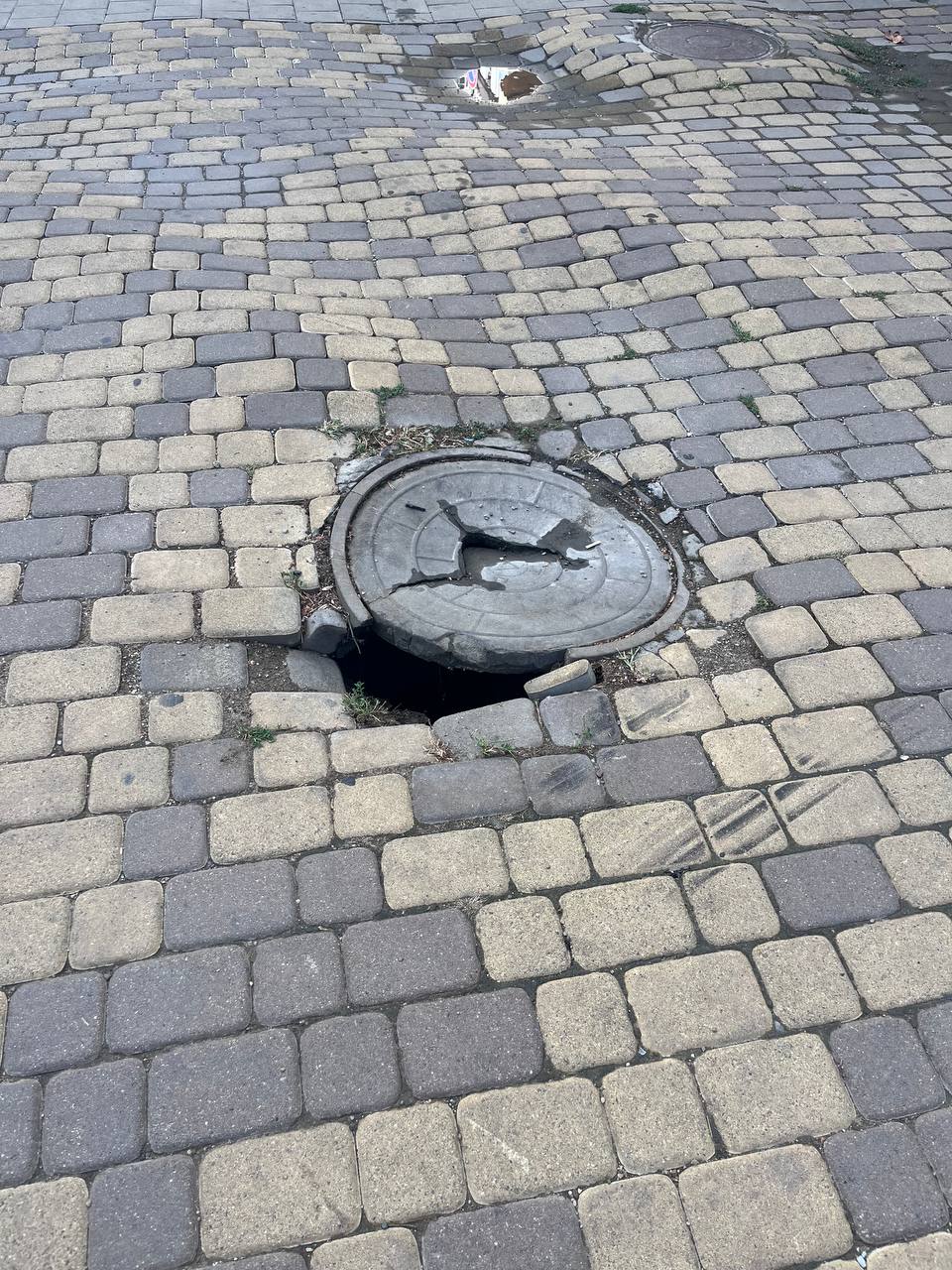 💬 13 мкрн , ходят много детей, напротив мамайки