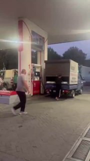 Вот так происходит заправка сотен канистр бензином АИ-95 на заправке "Лукойл" в Геленджике на улице Островского по спискам администрации.