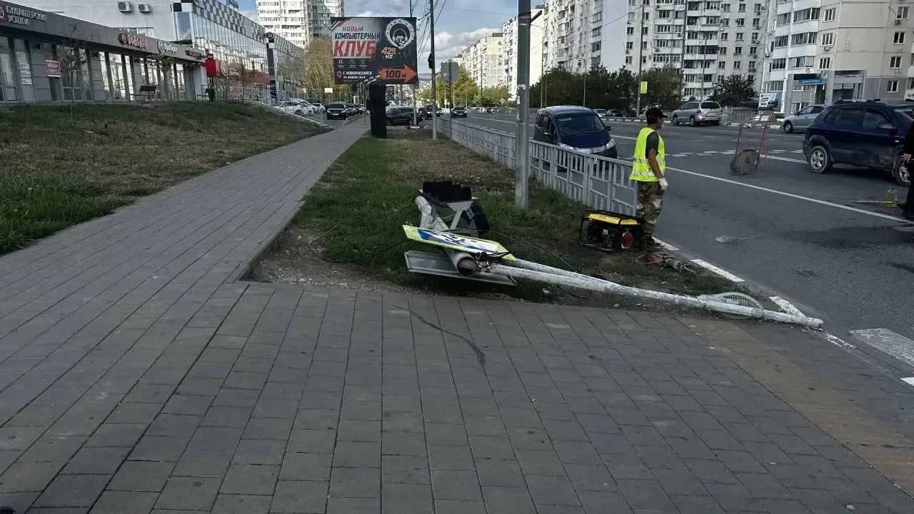 🚦 Уже ведутся работы по восстановлению светофорного объекта по ул. Видова, д. 153, пострадавшего после ДТП