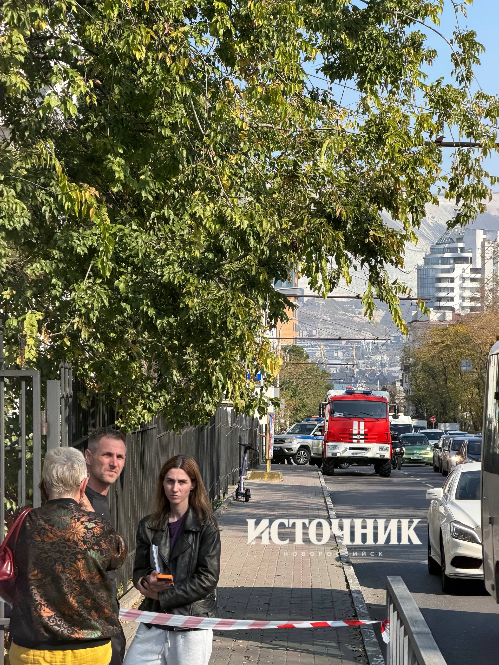 Полиция и пожарная машина сейчас в НКСЭ. Подробности уточняются.