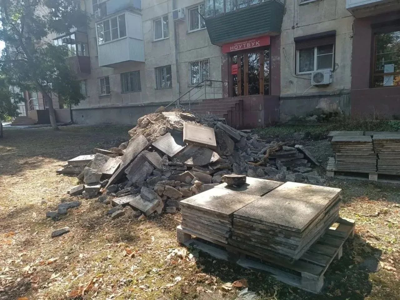 В центре Новороссийска меняют хорошую плитку на новую. В чем смысл?