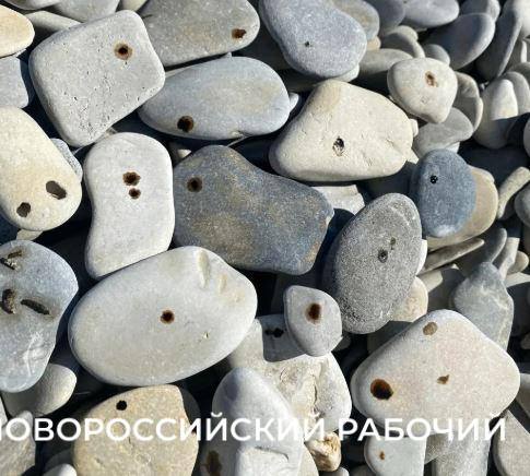 Мазут на лежаках и гальке: как в Новороссийске очищают пляжи после атаки