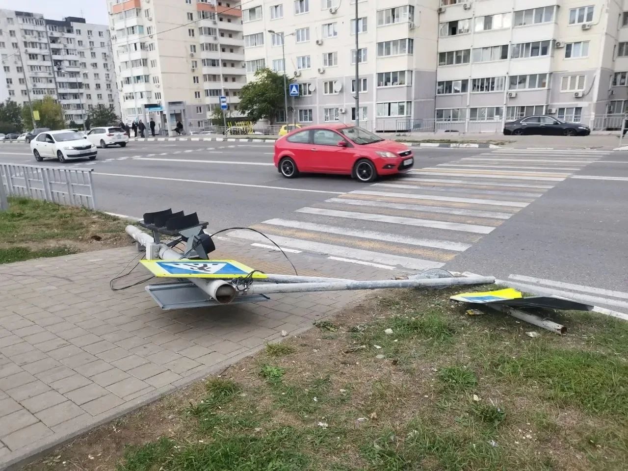 🚦 Уже ведутся работы по восстановлению светофорного объекта по ул. Видова, д. 153, пострадавшего после ДТП