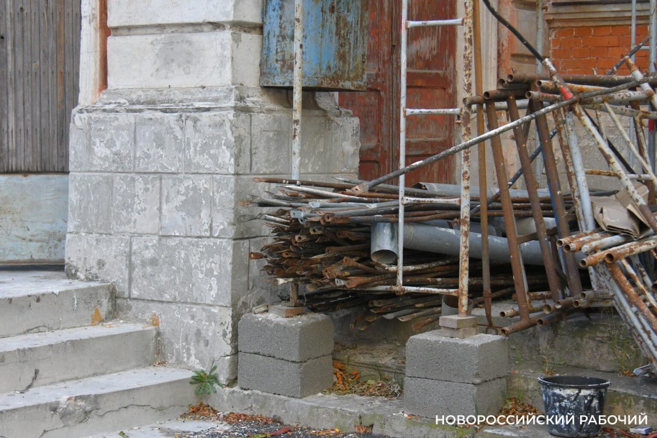 С реконструкцией старой новороссийской школы что-то пошло не так