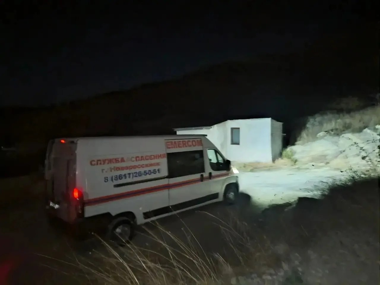 В службу спасения обратились две девушки и сообщили что они потерялись в горах, выше улицы Кирова. Спасатели двумя группами выдвинулись на поиски девчонок. Нашли. Жизни ничего не угрожает.
