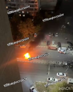В Новороссийске на проспекте Дзержинского горит мотоцикл, вроде все живы.
