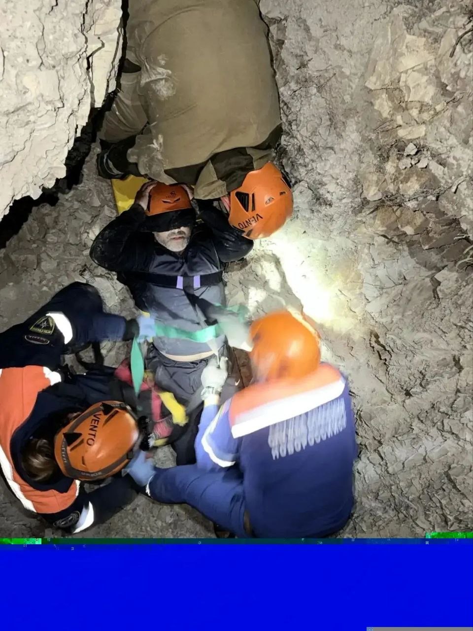 Вчера ночью мужчина выходя из машины прямиком угодил в выкопанную траншею на улице Старошоссейная....... Спасатели прибыли на место и при помощи физической силы извлекли пострадавшего из траншеи, а за...