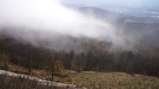 Сегодня Маркотхский хребет окутывает пушистая облачная борода; если подняться повыше, то можно полюбоваться, как грандиозно она расползается по склонам гор.