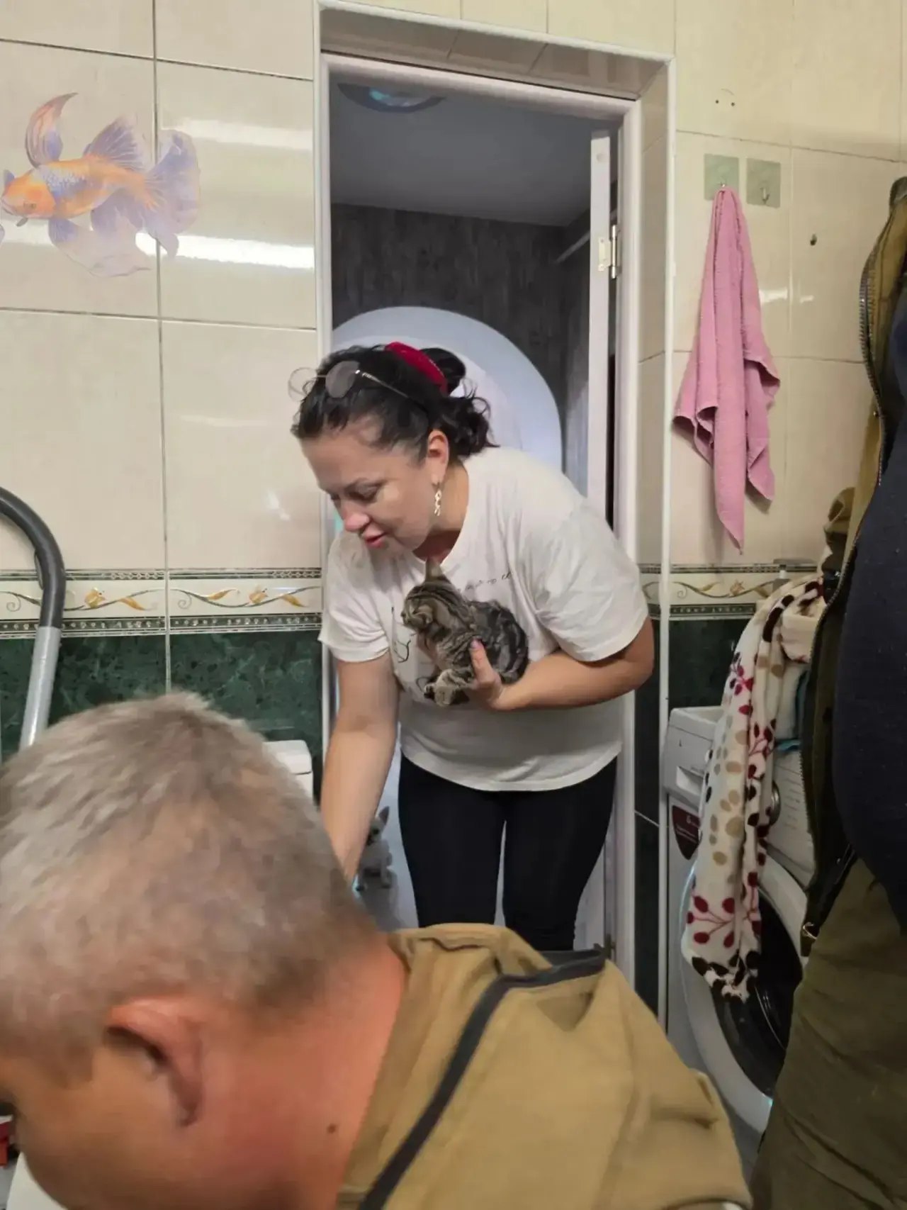В службу спасения обратилась женщина и сообщила, что вчера она взяла домой брошенного на улице котенка, а сегодня с утра, непонятно как, котя оказался в простенке в ванной комнате и самостоятельно она...