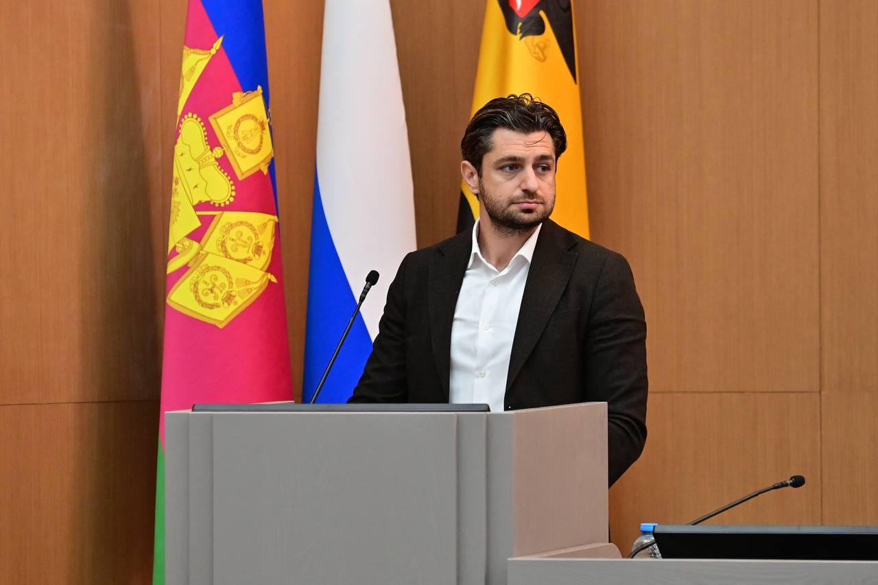 По ходатайству правоохранительных органов от должности временно отстранен и.о. начальника управления по физкультуре и спорту администрации Новороссийска Вячеслав Парсаданян. Этот пост он занимал всего...