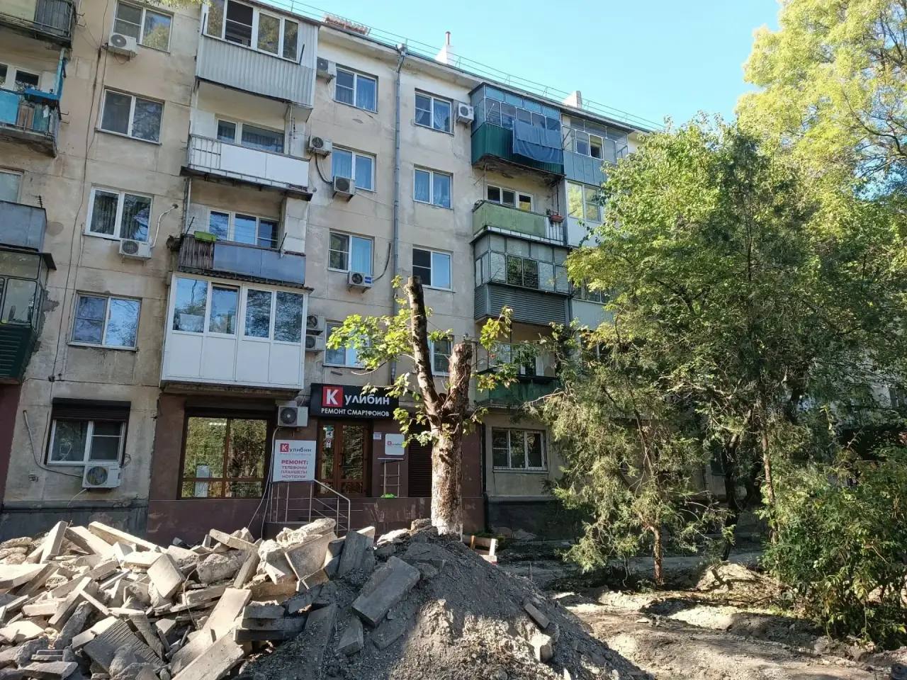В сквере в центре Новороссийска в ходе благоустройства стало меньше зелени