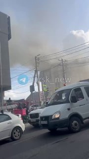 Ещё видео с места пожара в Новороссийске. Пожарные уже на месте.