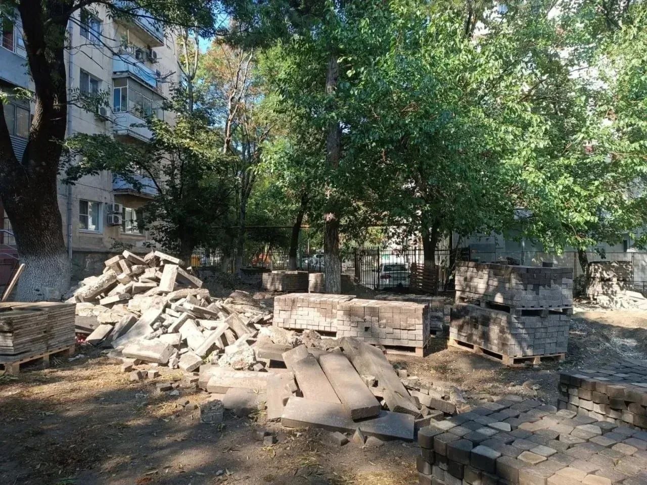 В центре Новороссийска меняют хорошую плитку на новую. В чем смысл?