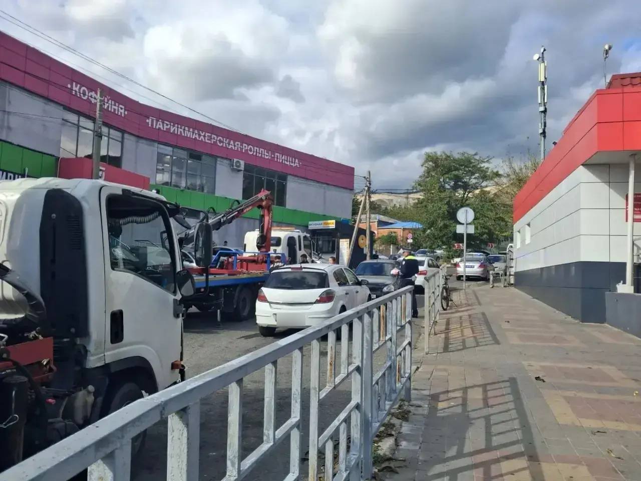 Совместно с Госавтоинспекцией проведено рейдовое мероприятие с эвакуацией транспортных средств, осуществляющих парковку под запрещающими дорожными знаками по ул. Кузнецова/ул. Пенайской в Восточном ра...