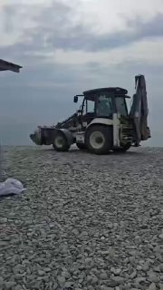 На побережье в Южной Озереевке полным ходом идет уборка выброса нефтепродуктов.