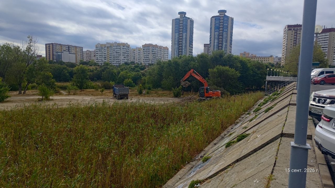 Сегодня мы посмотрели, как проходят работы по вывозу ила с территории ООПТ Южные пруды.