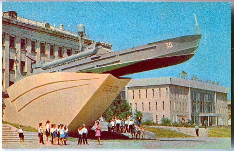 58 лет назад - 14 сентября 1968 года* на набережной был установлен Памятник Торпедный катер.
