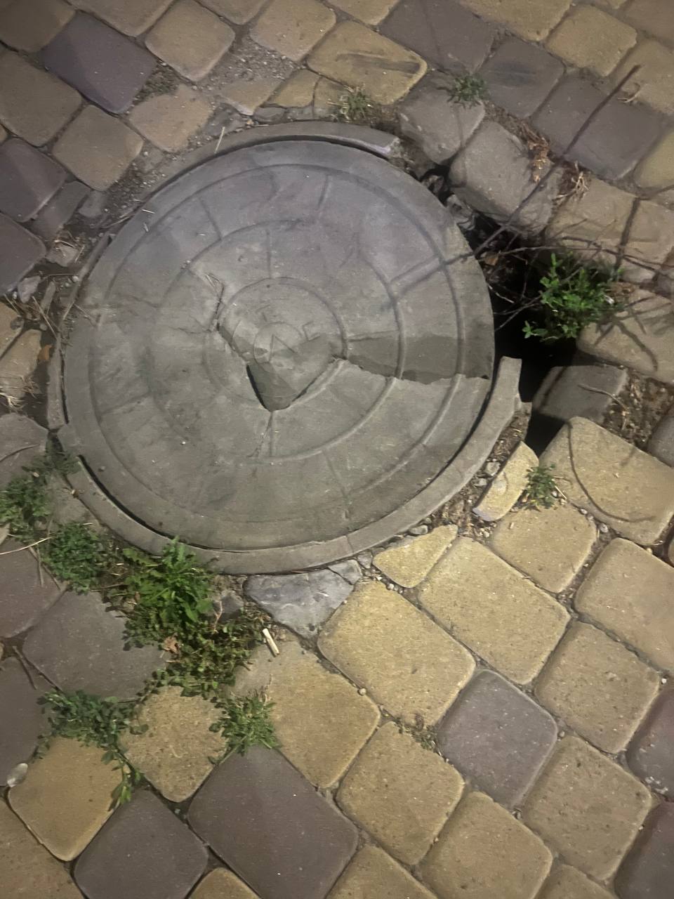 💬Доброе утро, прошу службы ответственные за люки срочно устранить эту проблему, люк проломлен уже давно, его не заметно, можно угодить в яму запросто, люди сами вставили туда ветки, обращались нескол...