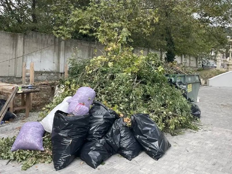 На заседании оперативного штаба заслушал доклады глав внутригородских районов о ходе ликвидации последствий атаки на Новороссийск.