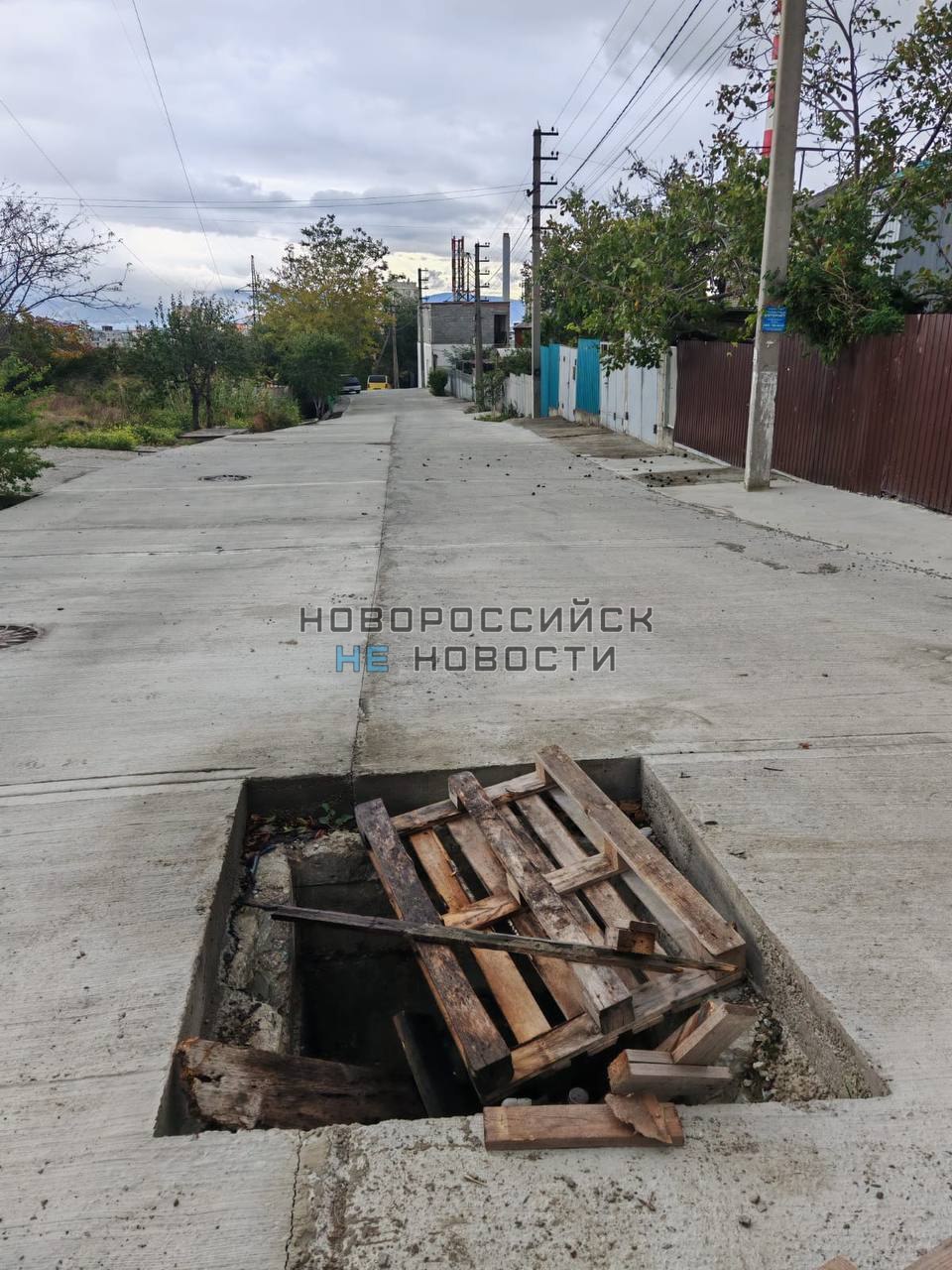 🗣 После укладки дороги по ул. Горпищенко подрядчики не оборудовали и не благоустроили колодец для водоснабжения дома номер 67.
