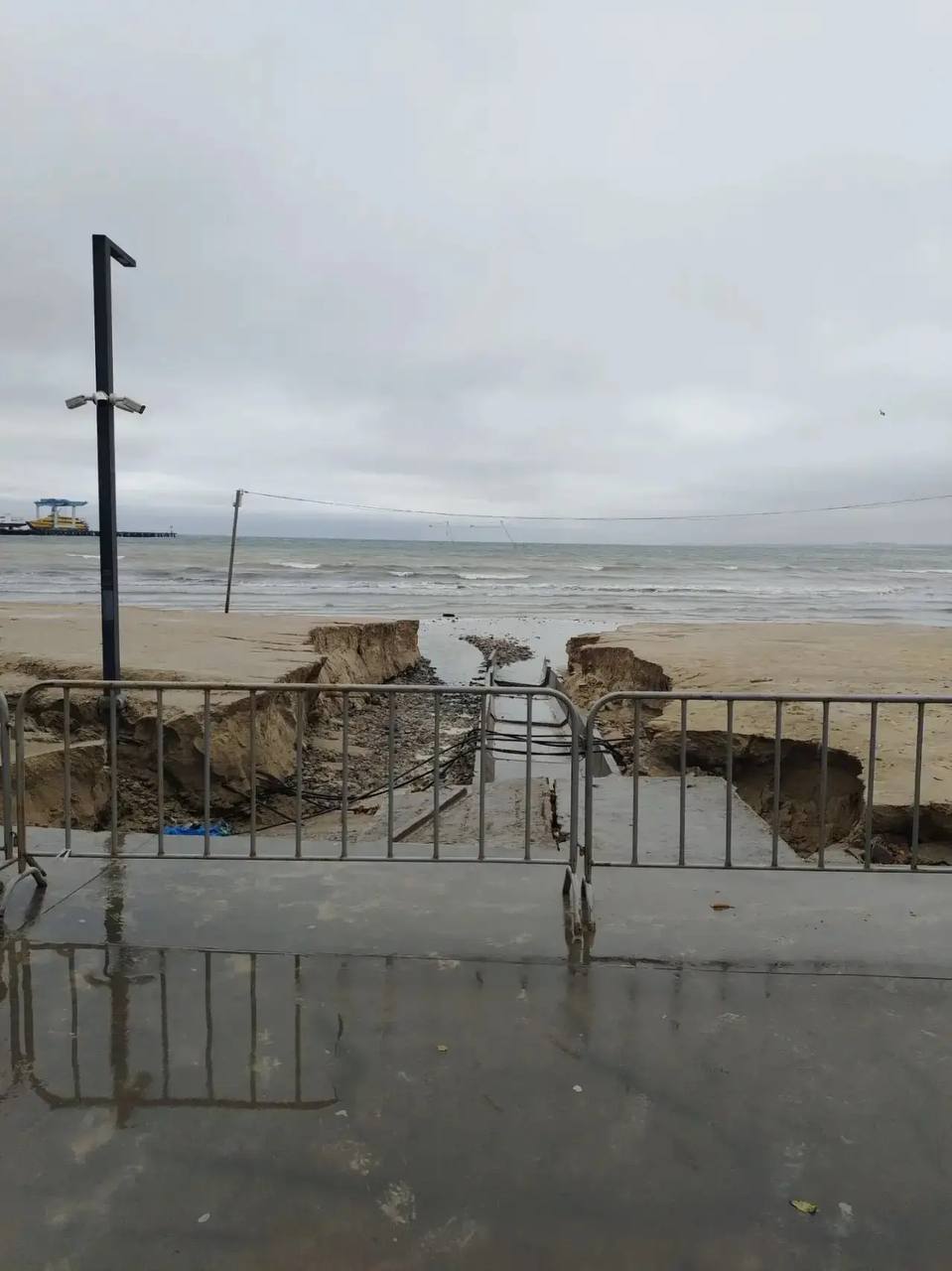 🌧 Последствия мощного ливня в Анапе ликвидируют городские и экстренные службы.