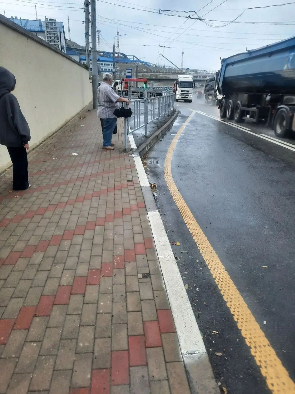 💬 Все лето простояли жители Шесхариса в ожидании транспорта под солнцем, теперь всю осень будут стоят под дождём