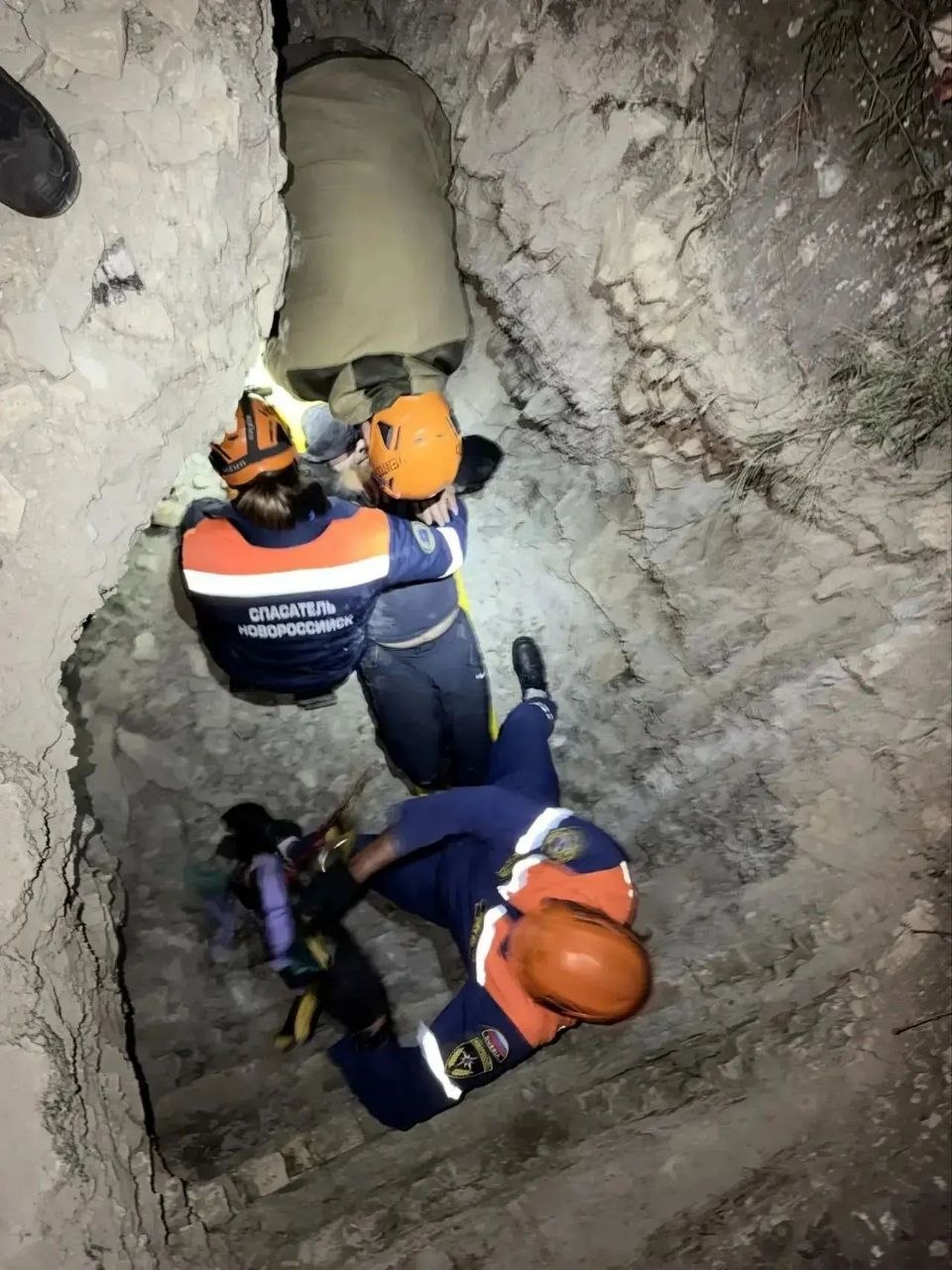 Вчера ночью мужчина выходя из машины прямиком угодил в выкопанную траншею на улице Старошоссейная....... Спасатели прибыли на место и при помощи физической силы извлекли пострадавшего из траншеи, а за...